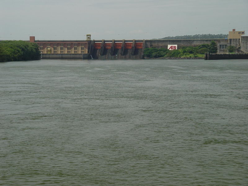 Vista da represa, uma usina pertencente  AES, motivo de existncia da Eclusa